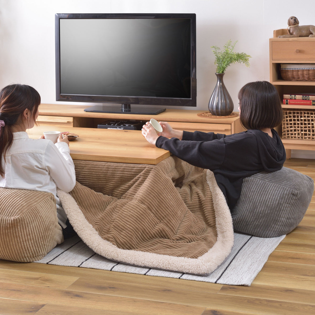 【床座りスタイルに最適】コタツやローテーブルと相性抜群、体にフィットする座り心地で長時間のくつろぎをサポートします。