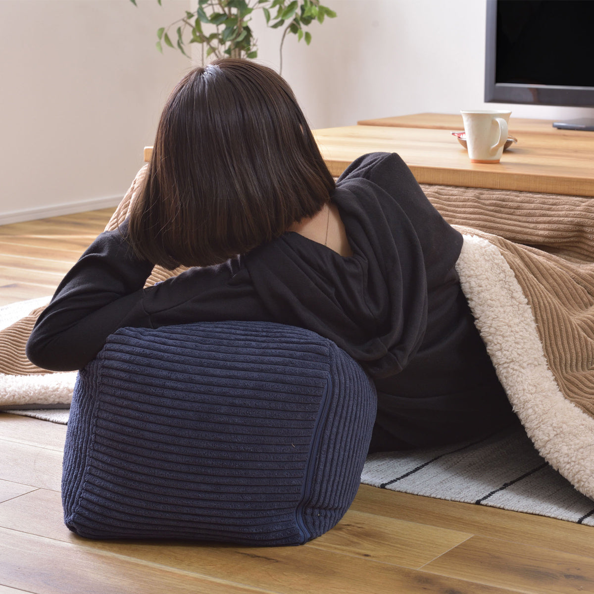 【優しく支える】もたれかかれば、中のマイクロビーズが背中に沿って優しく包み込みます。