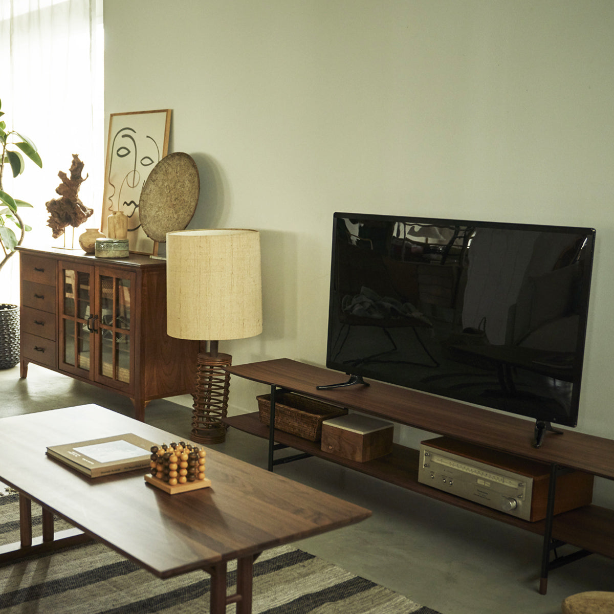 【空間を仕切る、美しい家具】
リビングとダイニングを緩やかに仕切る間仕切りとしても活用でき、圧迫感なく空間に新たな役割と流れを生み出します。