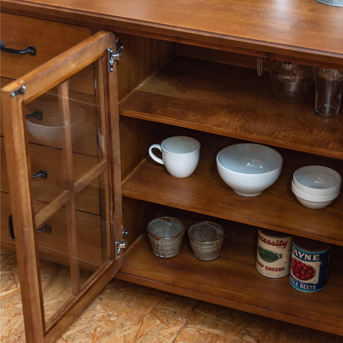 【たっぷりしまえるガラス扉収納】
3mm厚の強化ガラスを採用した扉の内部は、お皿やカップを安心して収納できる固定棚の三段収納になっており、中身が見やすく探しやすい設計です。