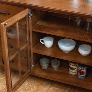 【たっぷりしまえるガラス扉収納】
3mm厚の強化ガラスを採用した扉の内部は、お皿やカップを安心して収納できる固定棚の三段収納になっており、中身が見やすく探しやすい設計です。