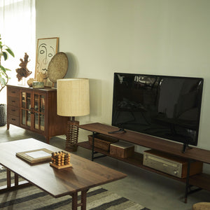 【空間を仕切る、美しい家具】
リビングとダイニングを緩やかに仕切る間仕切りとしても活用でき、圧迫感なく空間に新たな役割と流れを生み出します。