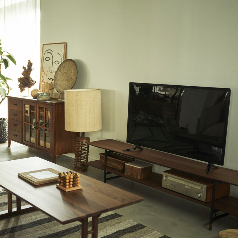 【空間を仕切る、美しい家具】
リビングとダイニングを緩やかに仕切る間仕切りとしても活用でき、圧迫感なく空間に新たな役割と流れを生み出します。