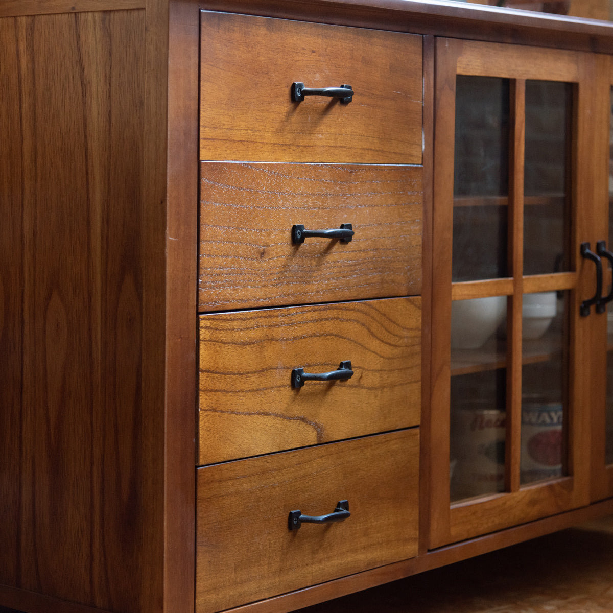 【天然木とアイアンの調和】
温かみのあるミンディ材の豊かな木目に、無骨なブラックアイアンの取っ手が空間を引き締め、レトロで重厚感のある表情を見せてくれます。