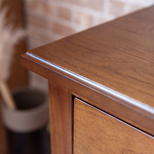 【細部に宿る、作りの良さ】
丁寧に仕上げられた天板の縁や、重厚感のある取っ手など、細やかなディテールへのこだわりが、製品全体の品質の高さを物語っています。