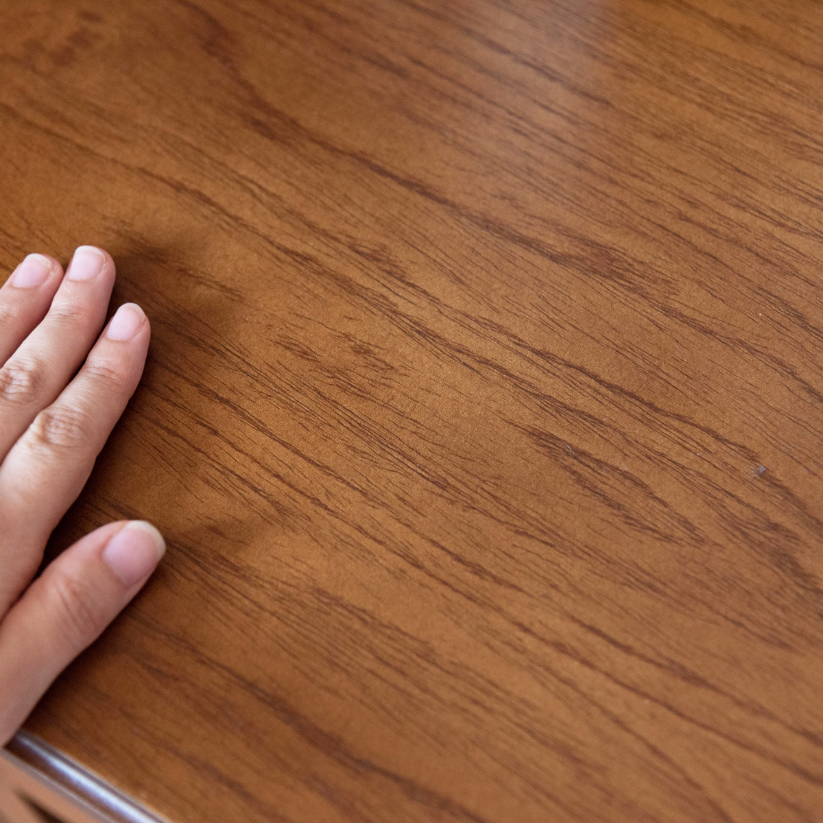 【触れるたび、深まる愛着】
なめらかに仕上げられた天然木ならではの美しい木目は、使い込むほどに味わいを増し、日々の暮らしに寄り添いながら愛着の湧く家具へと育ちます。