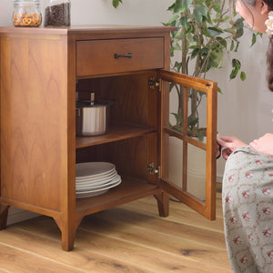 【お気に入りを飾る楽しみ】
中が見えるガラス扉は、お気に入りの食器や小物をただ仕舞うだけでなく、見せる収納として日々の生活に彩りを添えてくれます。