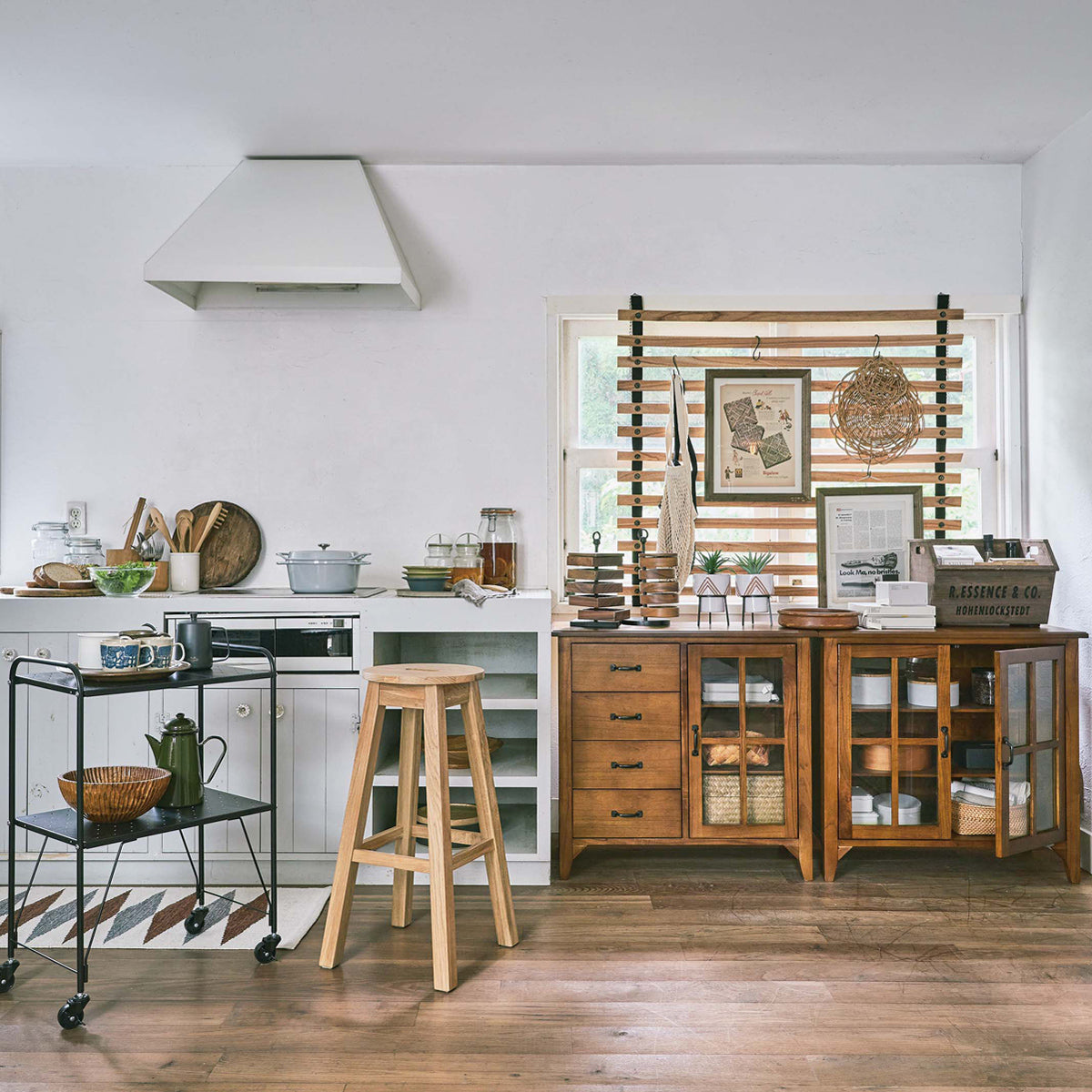 【シリーズで叶える統一感】
キッチンカウンターの横に置けば、同シリーズの家具と調和し、まるで作り付けのような統一感のある空間が生まれます。