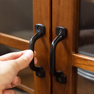 【こだわりは、取っ手の質感】
温かみのある天然木に映えるブラックアイアンの取っ手は、その無骨な質感がデザインを引き締め、開け閉めのたびに愛着が湧きます。