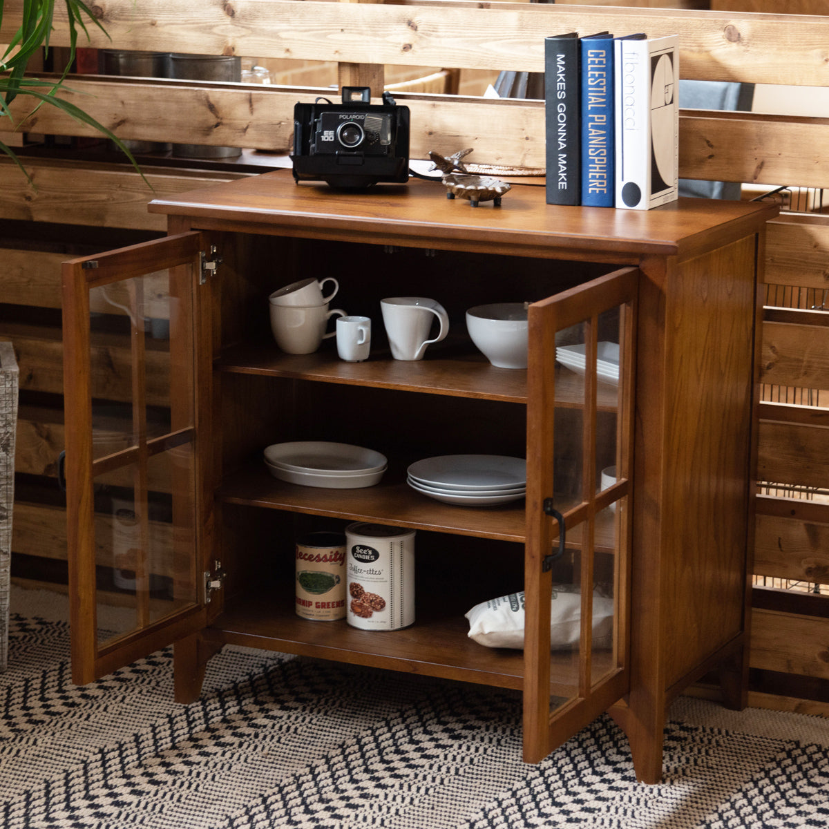 【お気に入りを飾る食器棚に】
3mm厚の強化ガラス越しに見えるお気に入りのコレクションは、まるでカフェのディスプレイのようにキッチンを彩ります。