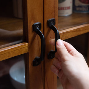 【毎日に、心地よい手触りを】
手に馴染みやすく、開け閉めがしやすいアイアンの取っ手は、毎日の何気ない動作にも、ささやかな満足感を与えてくれます。