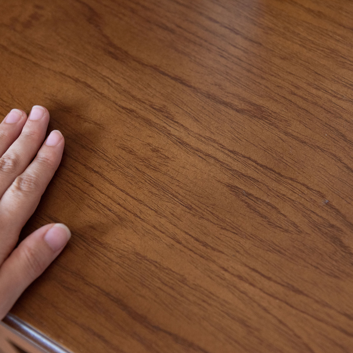 【時と共に、深まる味わい】
滑らかな手触りの天板に広がる美しい木目は、一つとして同じものがない天然木ならではの魅力であり、使い込むほどに色艶が増し、家族の歴史とともに味わい深い表情へと変化していきます。