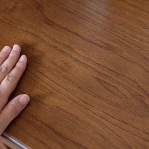 【時と共に、深まる味わい】
滑らかな手触りの天板に広がる美しい木目は、一つとして同じものがない天然木ならではの魅力であり、使い込むほどに色艶が増し、家族の歴史とともに味わい深い表情へと変化していきます。