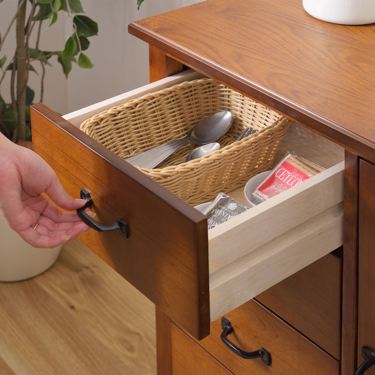 【カトラリーもすっきり】
深さ8.5cmの引き出しは、カトラリーや散らばりがちな小物を収納するのにぴったりで、ティーセットなどをまとめておもてなしの準備もスムーズです。
