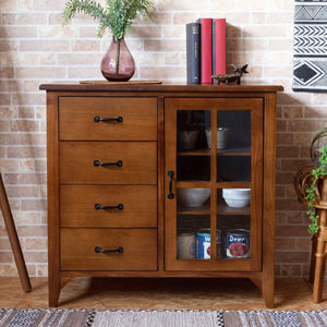 【レトロモダンな佇まい】
懐かしさと新しさが同居するレトロなデザインに、ブラックアイアンの取っ手がピリリと効いた、お部屋の主役になること間違いなしのガラスキャビネットです。