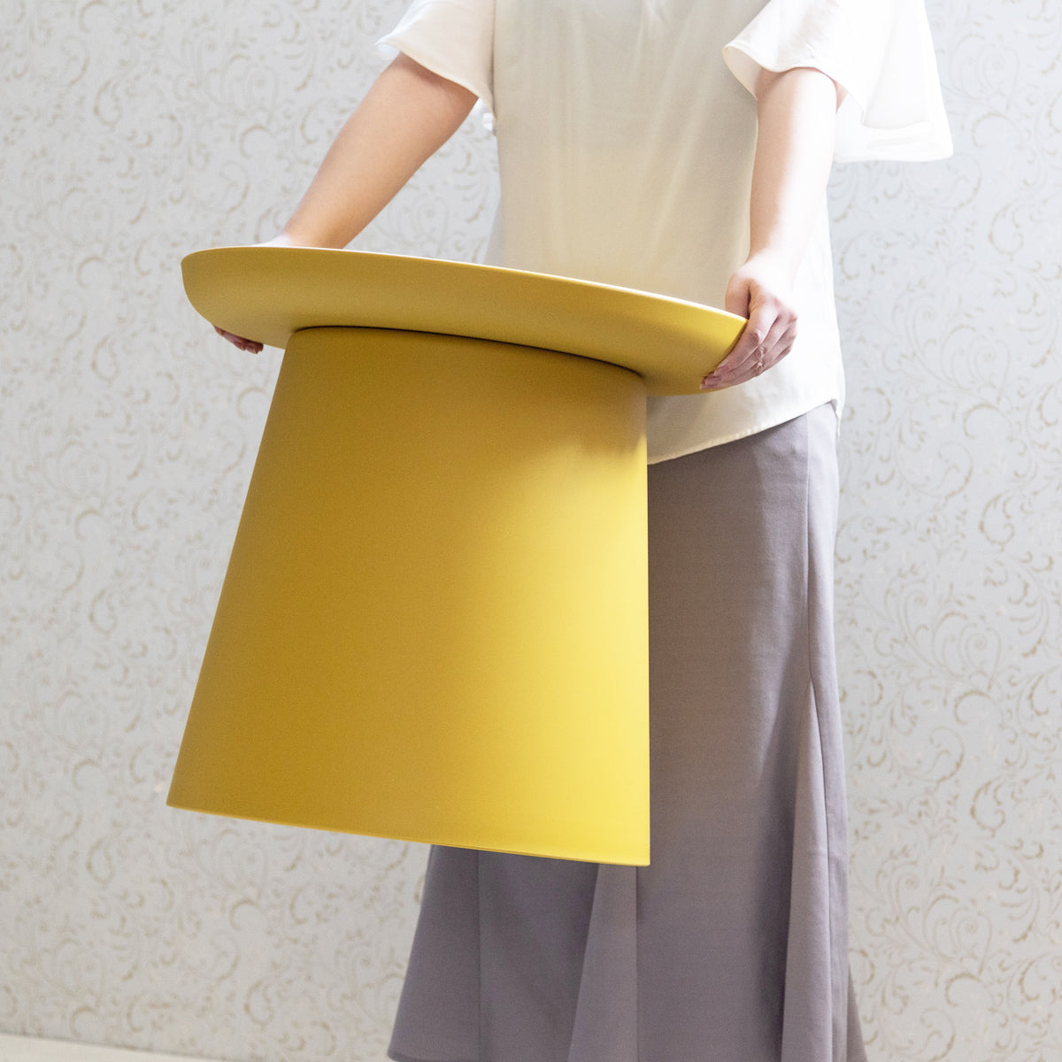 【片手でも軽々持てる】女性でも片手で楽に持ち上げられる軽量設計だから、使いたい場所にサッと持ち運べて暮らしの中で気軽に活躍してくれます。