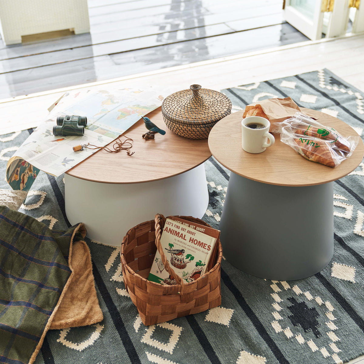 【床で過ごす、豊かな週末時間】ラグの上に直接置けば、お気に入りの床座リビングが完成し、コーヒーを片手に趣味の時間を過ごしたり、友人との会話を楽しんだり、自由な時間を満喫してください。
