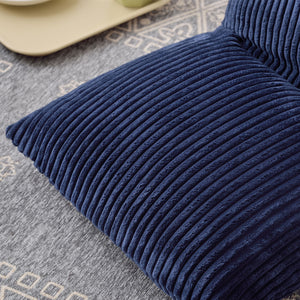 【ずっと触れていたい、この質感】
思わず素肌で触れたくなるような、さらりとして心地よい手触りのコーデュロイ生地が、心安らぐひとときを演出します。