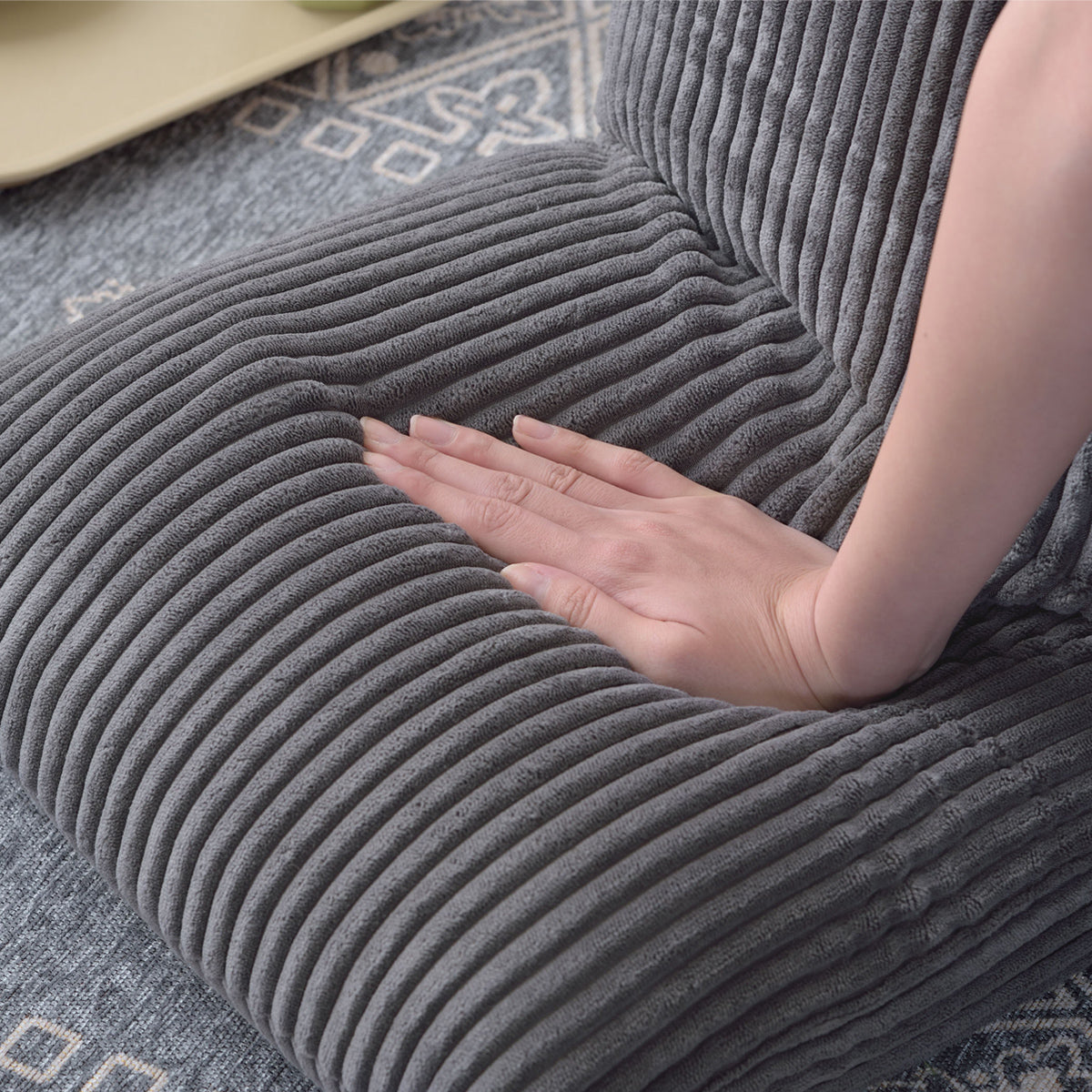 【この弾力、もはやミニソファ】
指が優しく沈み込むほどのもちもちとした肉厚クッションが、あなたの身体をしっかりと受け止め、極上のリラックス体験を提供します。