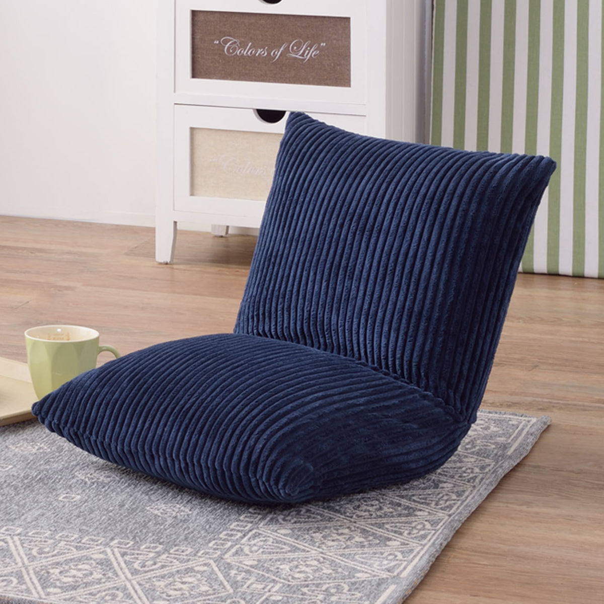 【床暮らしに、ソファの心地よさを】
コロンと可愛い見た目からは想像もつかないほどしっかりとした座り心地で、あなたの床でのリラックスタイムを格段に豊かにします。