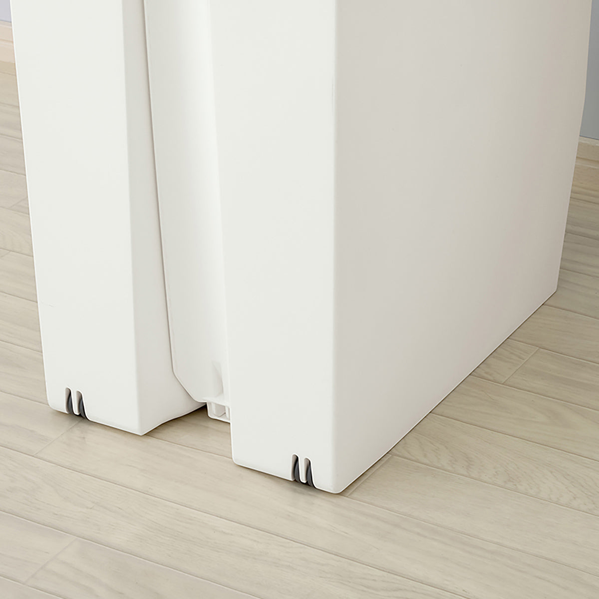 【動かして清潔に】隠しキャスター付きで、掃除の際も片手で簡単に移動できていつでも清潔に保てます。