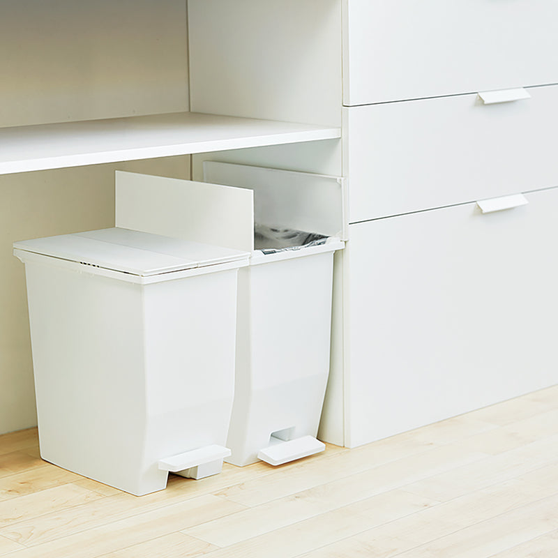 【スリムで省スペース】カウンター下やデスク下にもすっきり収まる、場所を選ばないデザインです。