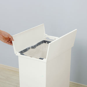 【簡単なゴミ袋セット】フタを開けて袋止めにセットするだけ。手間なく衛生的にゴミ袋を交換できます。