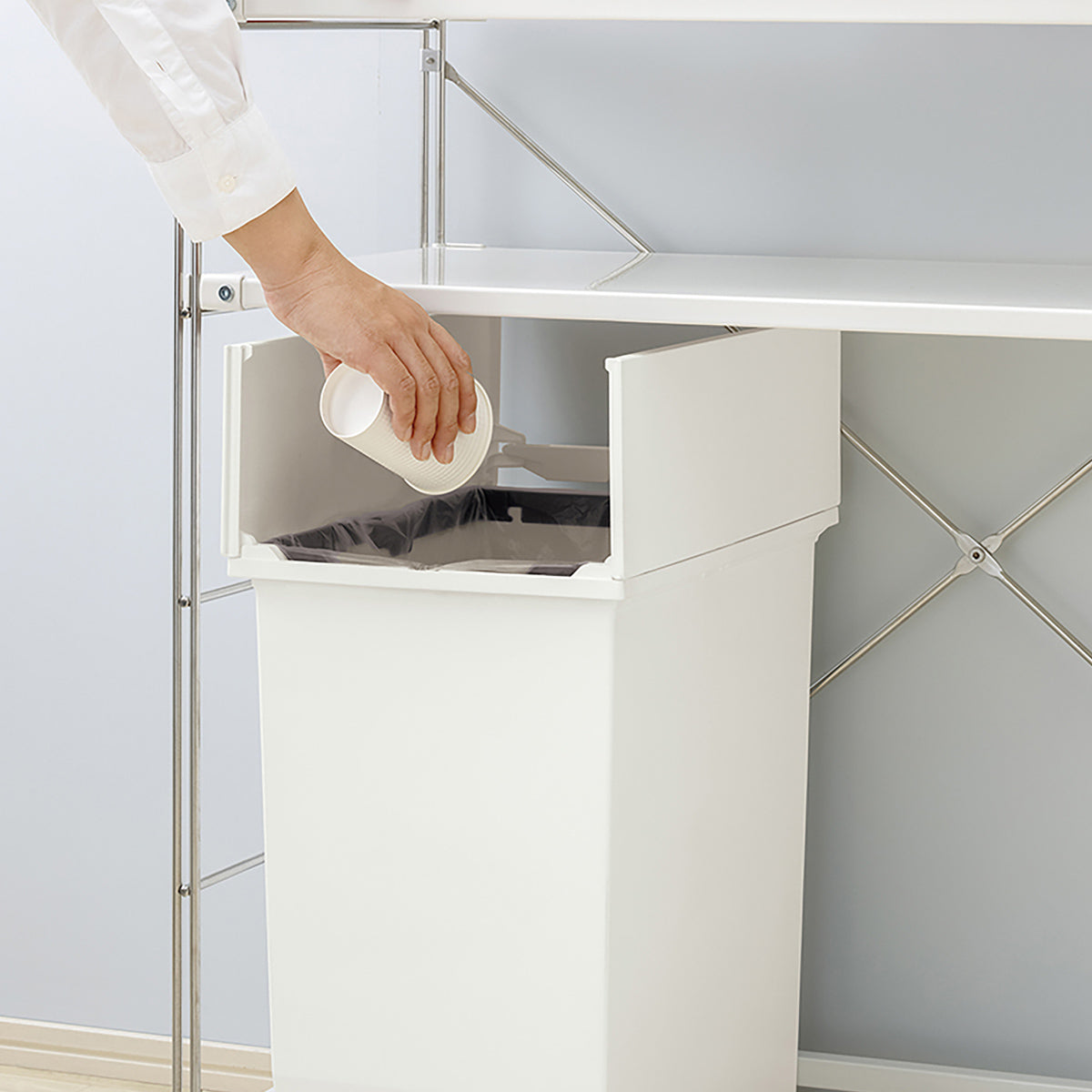 【日常に溶け込む使いやすさ】スリムながらもしっかり容量があり、日々のゴミ捨てを快適にします。