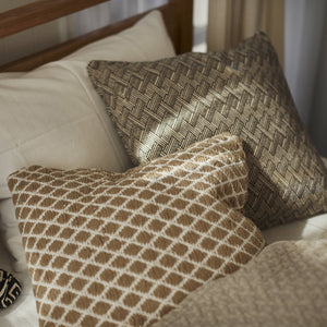 【くつろぎのひととき】ベッドサイドにそっと寄り添うクッションが、穏やかな眠りを誘います。