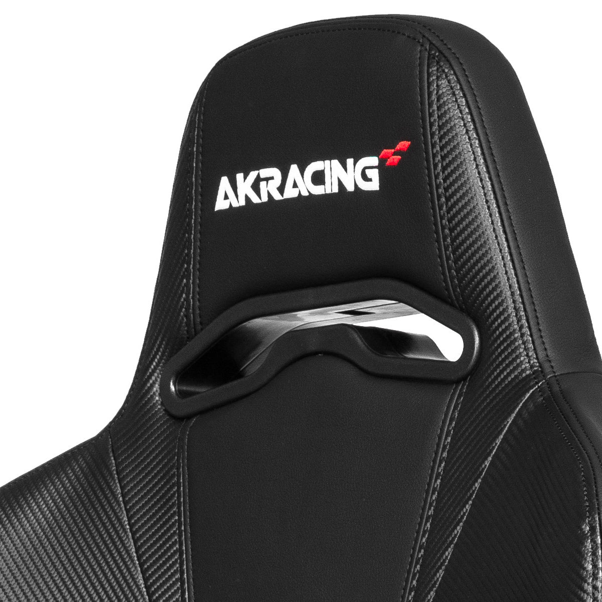 【細部に宿るこだわり】AKRacingのロゴが輝くヘッドレストは、細部のステッチワークに至るまで、職人の技が光る逸品です。