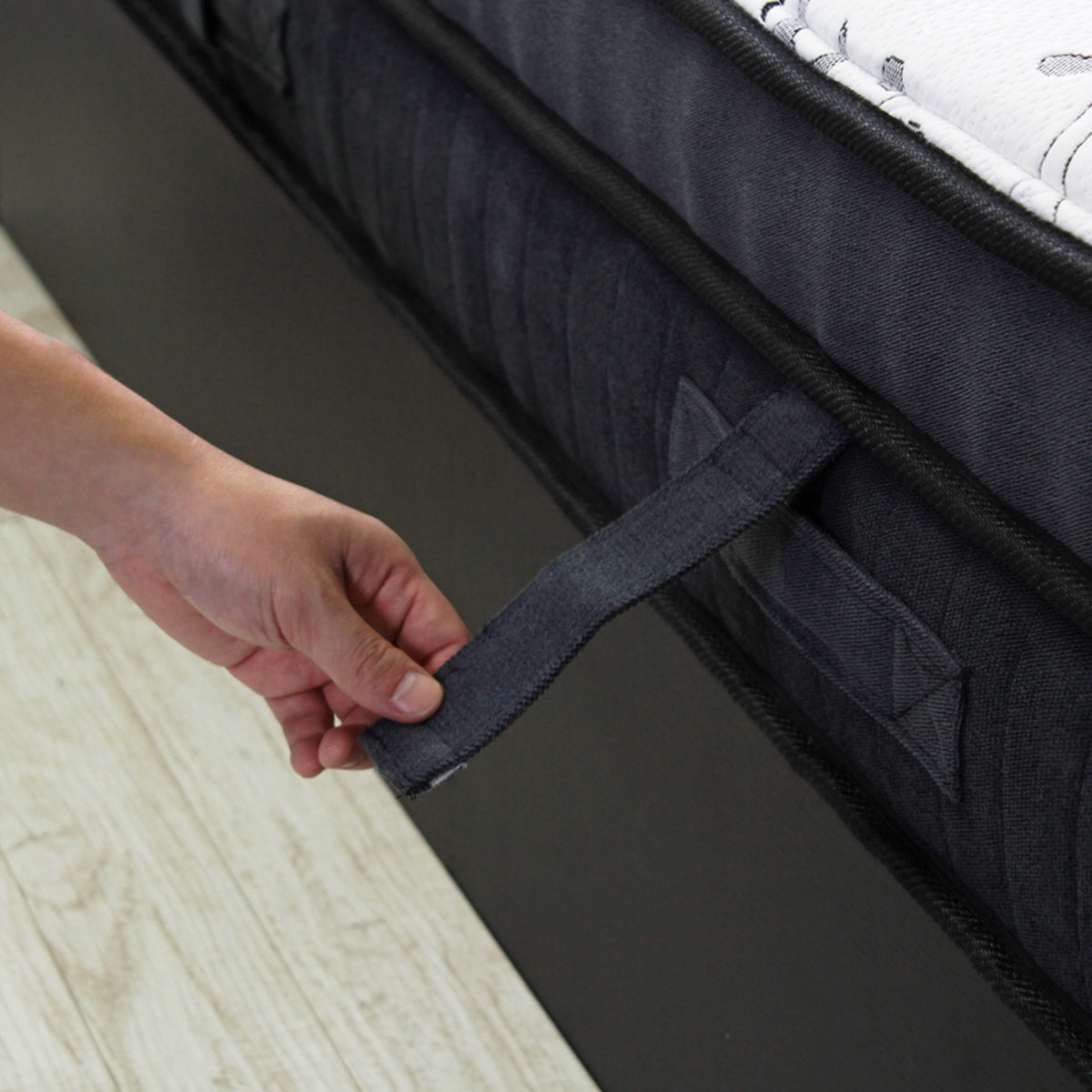 【片手でらくらく移動】マットレスの向きを変えたい時も、サイドの取っ手で簡単に持ち上げられます。