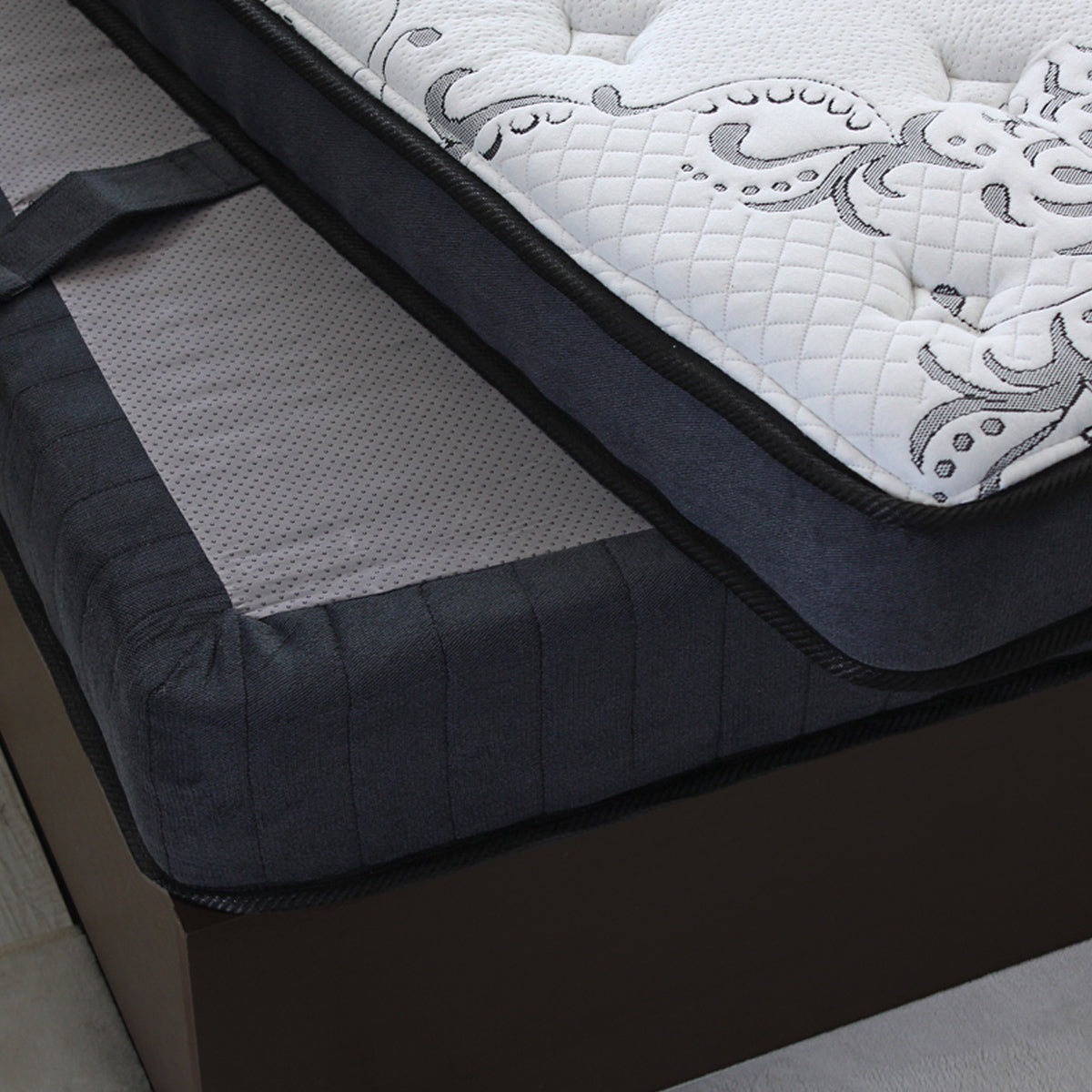 【2層が生み出す快適さ】上層と下層のコイルがそれぞれ独立して体を支え、極上のフィット感を実現します。