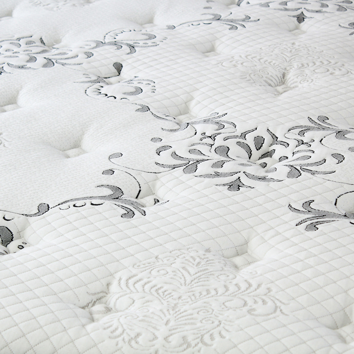 【芸術的なキルティング】繊細な模様が織りなすキルティングが、見た目にも美しい寝心地を約束します。