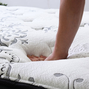 【包み込むような弾力】体圧を優しく受け止める優れた弾力性で、とろけるような寝心地をご体感いただけます。