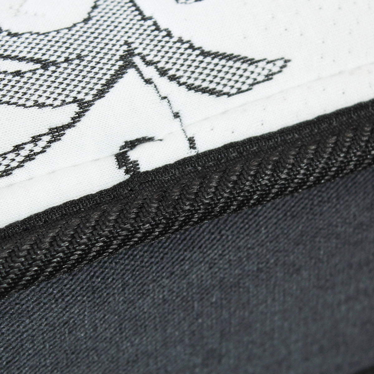 【細部に宿る品質】丁寧なパイピングと緻密な縫製が、耐久性と見た目の美しさを両両立させます。