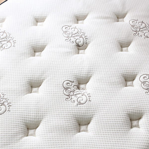 【肌触りへのこだわり】オーガニックコットンを使用したキルト加工の表面は、ふっくらとした感触と美しいデザインが特徴です。