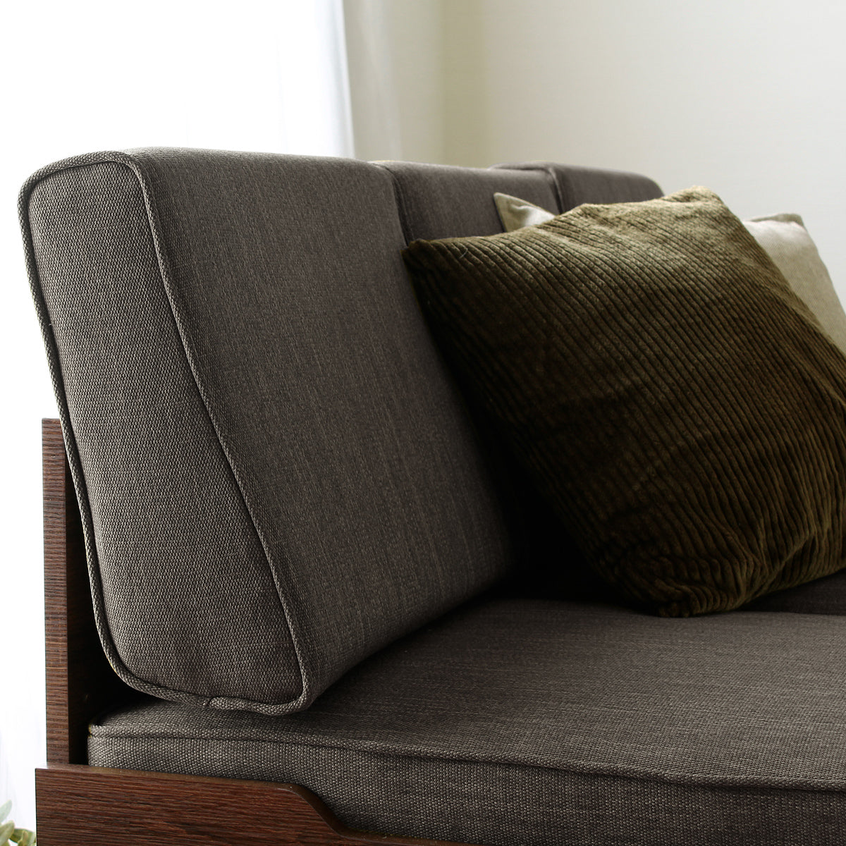 【体にフィットする快適な背もたれ】背中全体を優しく支えるよう計算されたカーブデザインが、長時間の着座でも疲れを感じさせません。