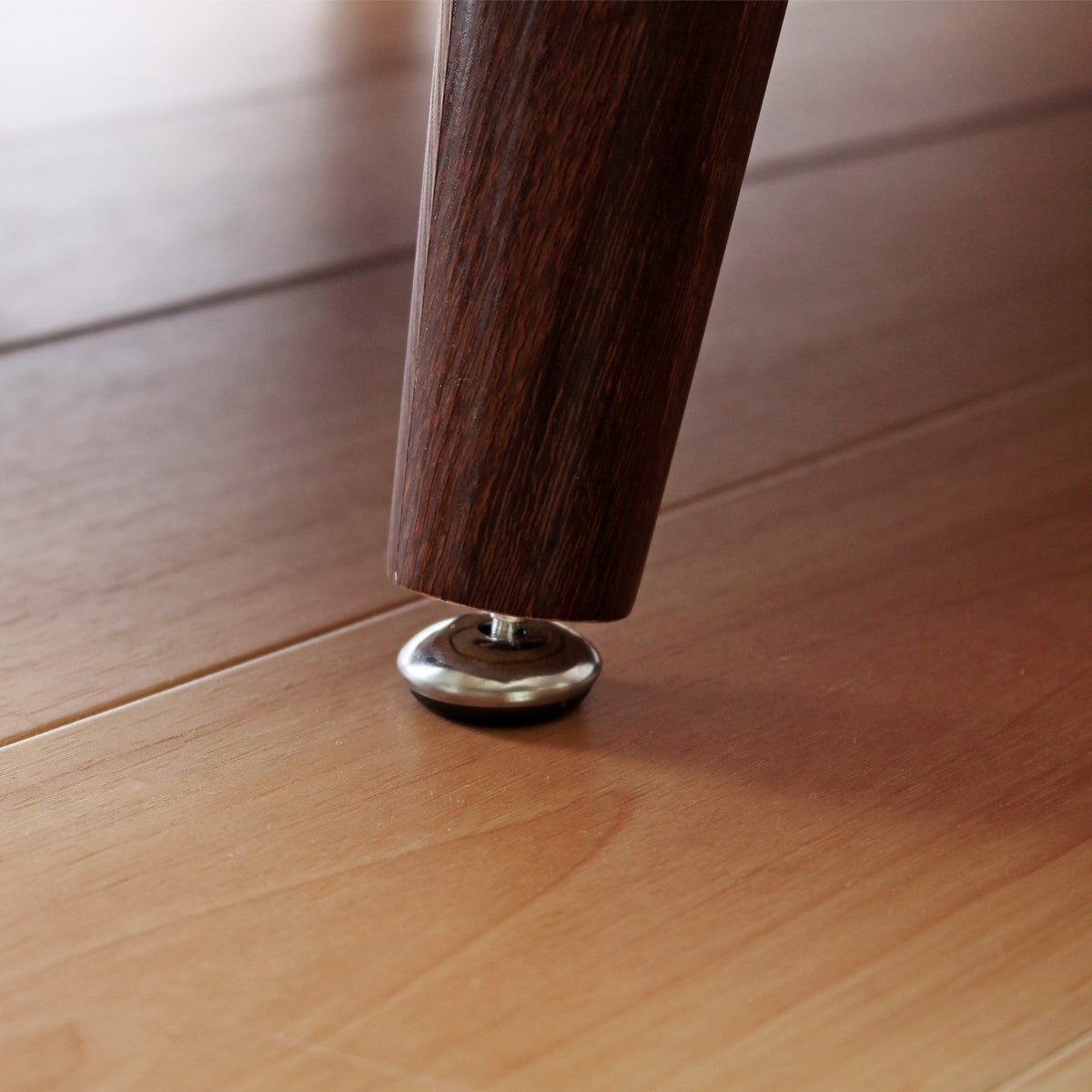 【細部まで美しい脚部デザイン】スタイリッシュな木製レッグが、ソファ全体を安定させつつ、デザイン性を高めます。