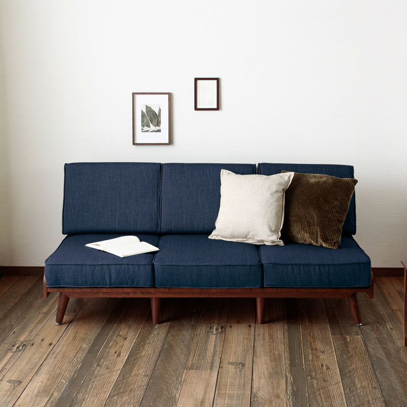 【洗練されたリビングの主役に】深みのあるネイビーが、落ち着きと上品さを兼ね備えた空間を演出します。