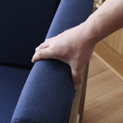 高反発ウレタンを使用しているクッションは、姿勢をしっかりとサポートしてくれる、ほどよい硬さの座り心地です。長時間座っても疲れにくく、安心してお寛ぎいただけます。