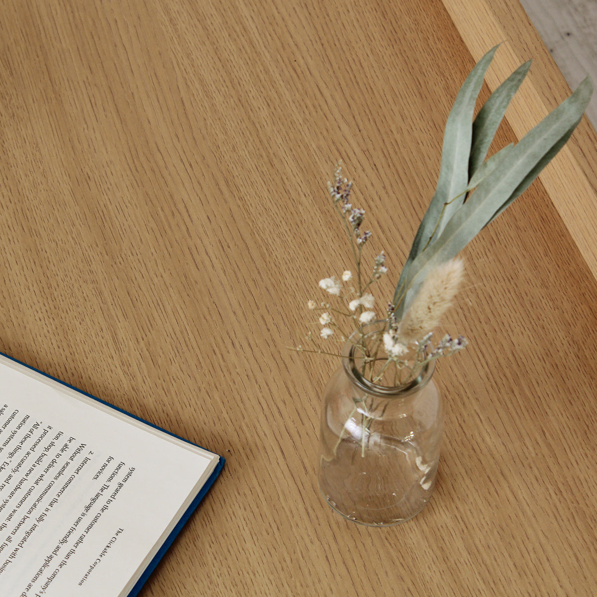 【美しい木目がつくる癒やし】
滑らかで美しい木目調の天板は、お気に入りの本やグリーンを飾るのに最適で、ふとした瞬間に心安らぐ空間を創造します。