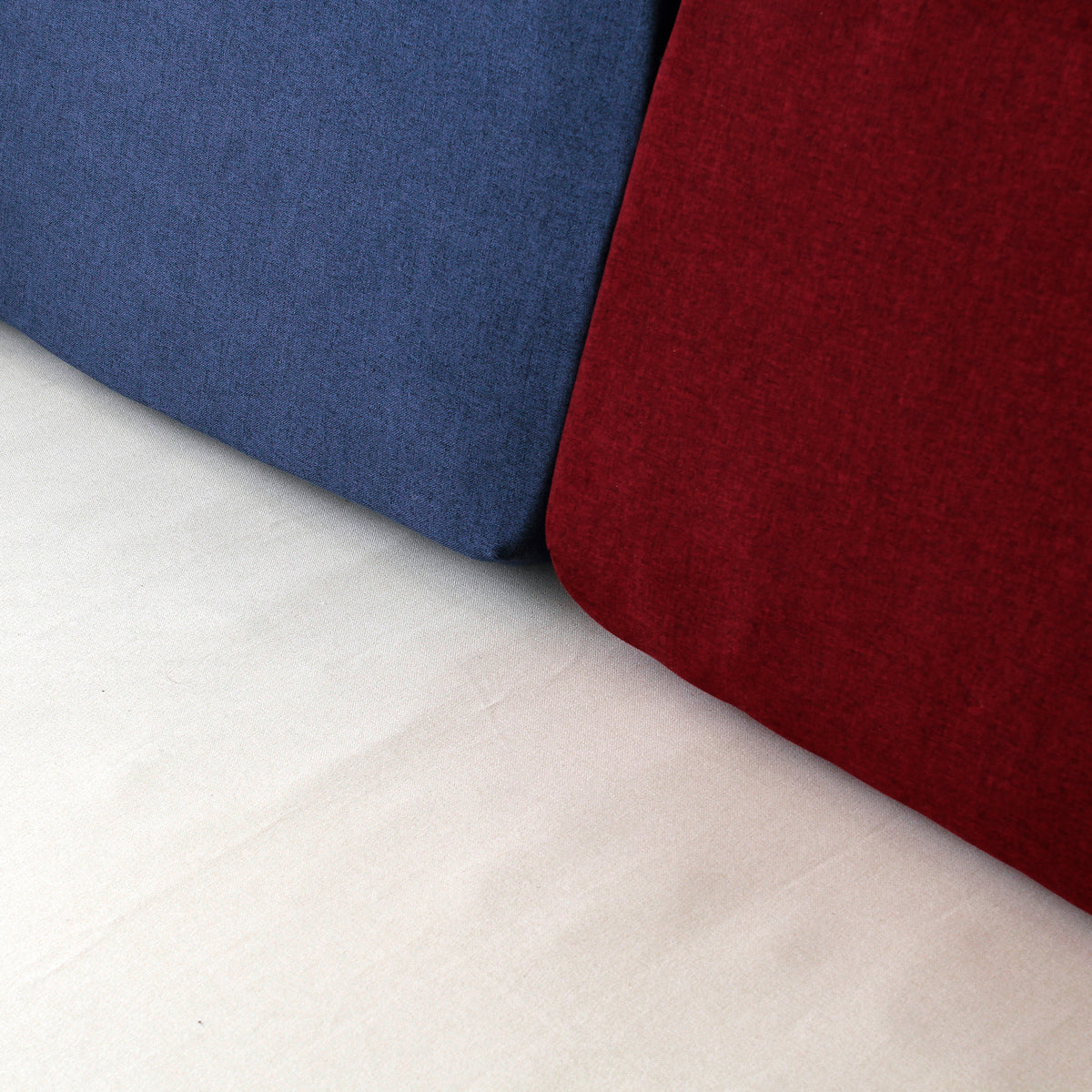 【お部屋を彩るトリコロール】
清潔感のあるホワイト、落ち着いたブルー、アクセントになるレッドの組み合わせが、シンプルながらもお部屋に遊び心と明るい印象を与えます。