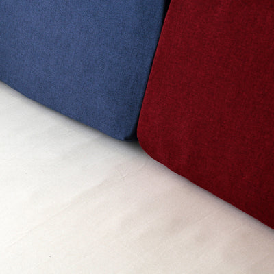 3個のクッションはそれぞれホワイト、ブルー、レッドの代表的なトリコロール色として、明るい印象のお部屋にします。