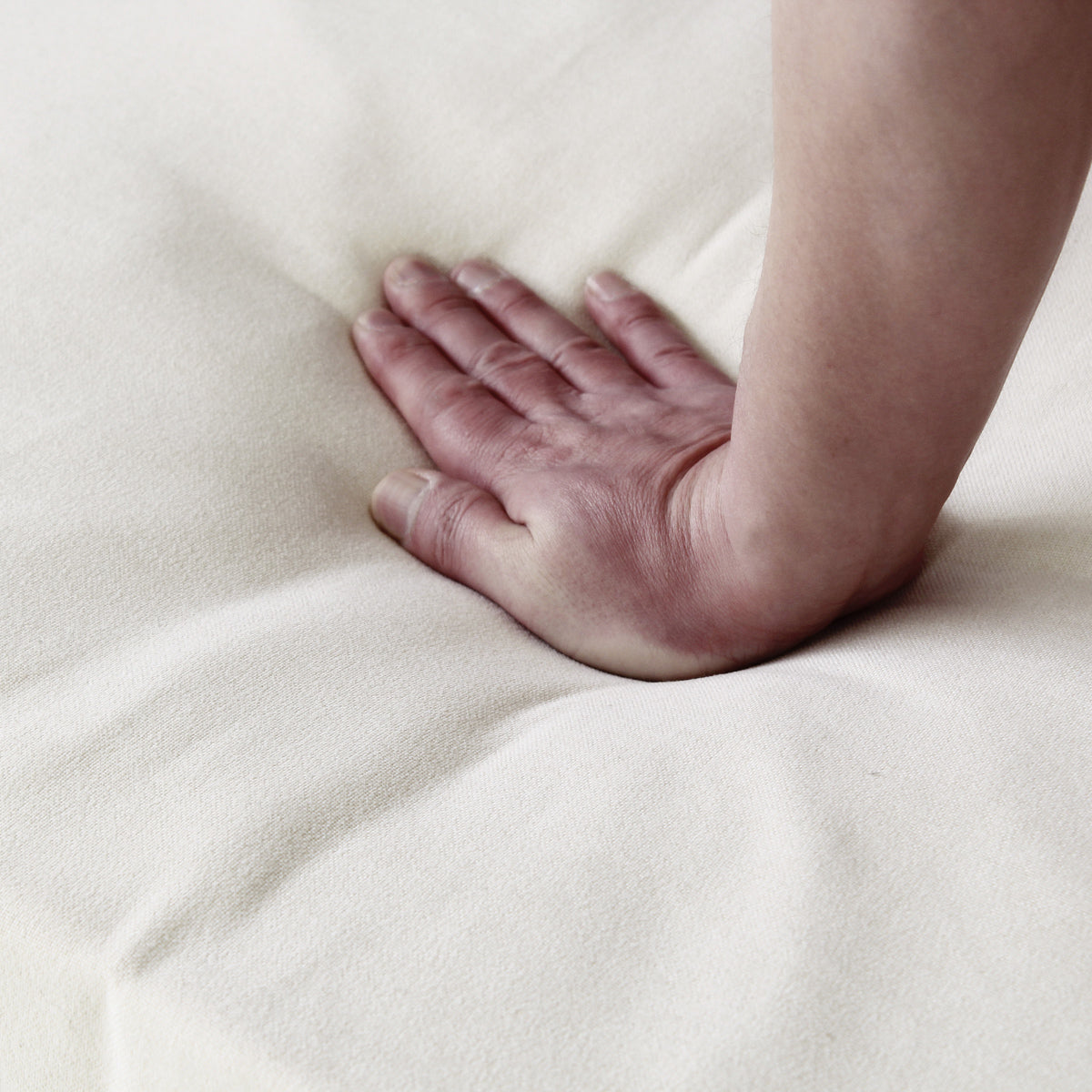 【底付き感のない確かな寝心地】
体を点で支えるポケットコイルと程よい硬さのウレタンが、ソファの座面としても、ベッドのマットレスとしても、底付き感のない快適な心地よさを提供します。