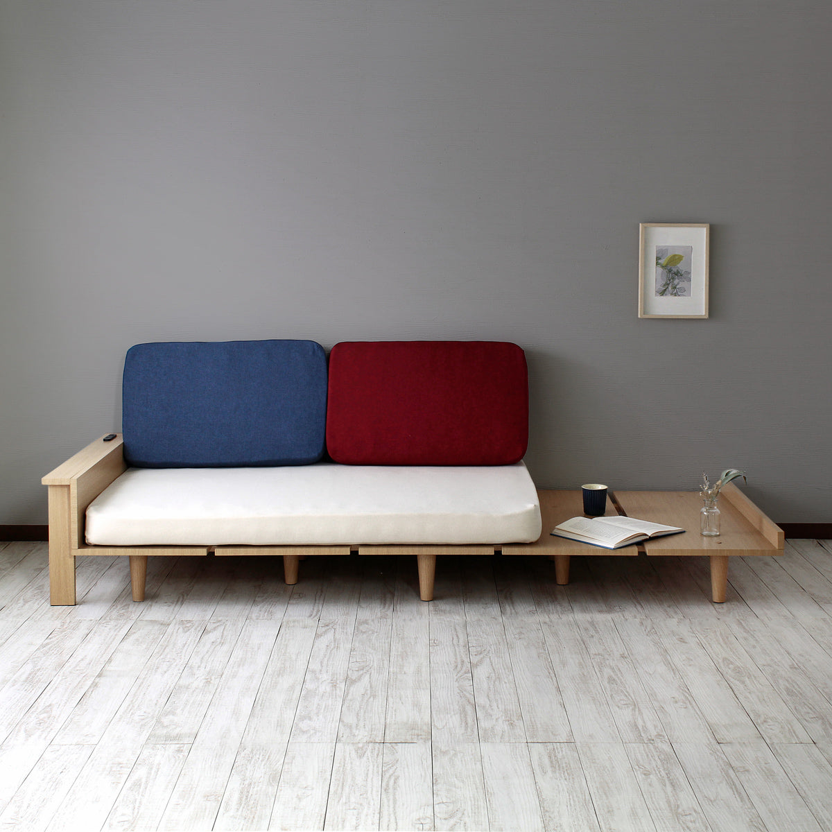 【お部屋に溶け込む自然な風合い】
様々なスタイルのお部屋に合わせやすいナチュラルな木目調のフレームが、圧迫感を与えることなく空間にすっと溶け込み、温かみのある雰囲気を演出します。