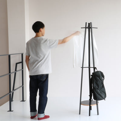 ブラックを基調とし、木口の積層合板風シートがカジュアルなデザインの幅365ｍｍ奥行370ｍｍのコンパクトサイズのハンガーラックです。