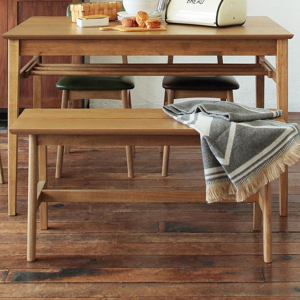 【温もり感じるダイニング】座り心地を追求した設計と美しい木目が、毎日の食卓にゆとりと安らぎを添えます。