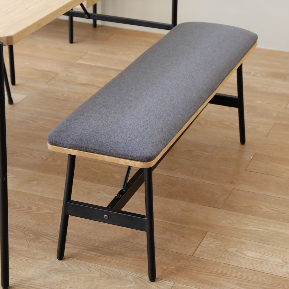 【細部へのこだわり】曲線を描く座面と直線的なフレームのバランスが美しく、空間にモダンな印象を与えます。