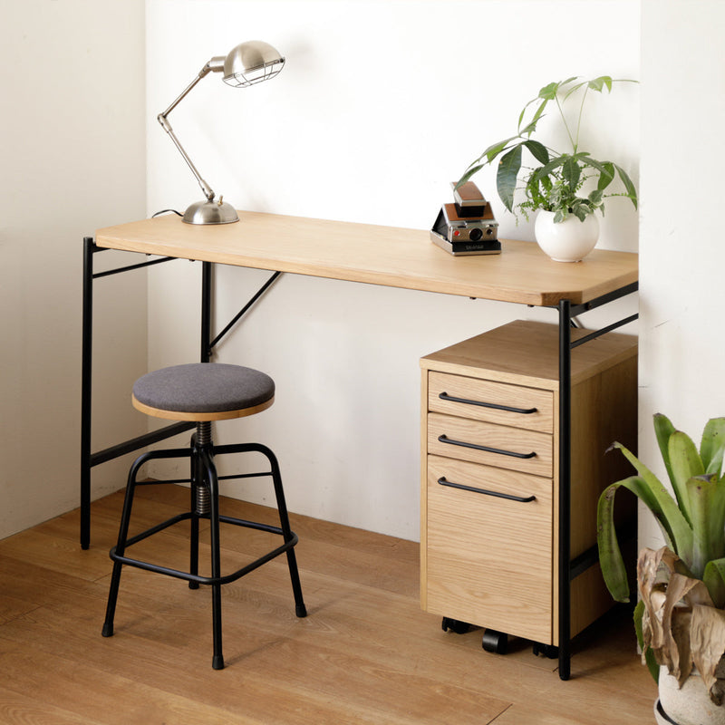 【あなただけのワークスペース】限られたスペースにも馴染むコンパクト設計で、快適な作業環境を演出します。