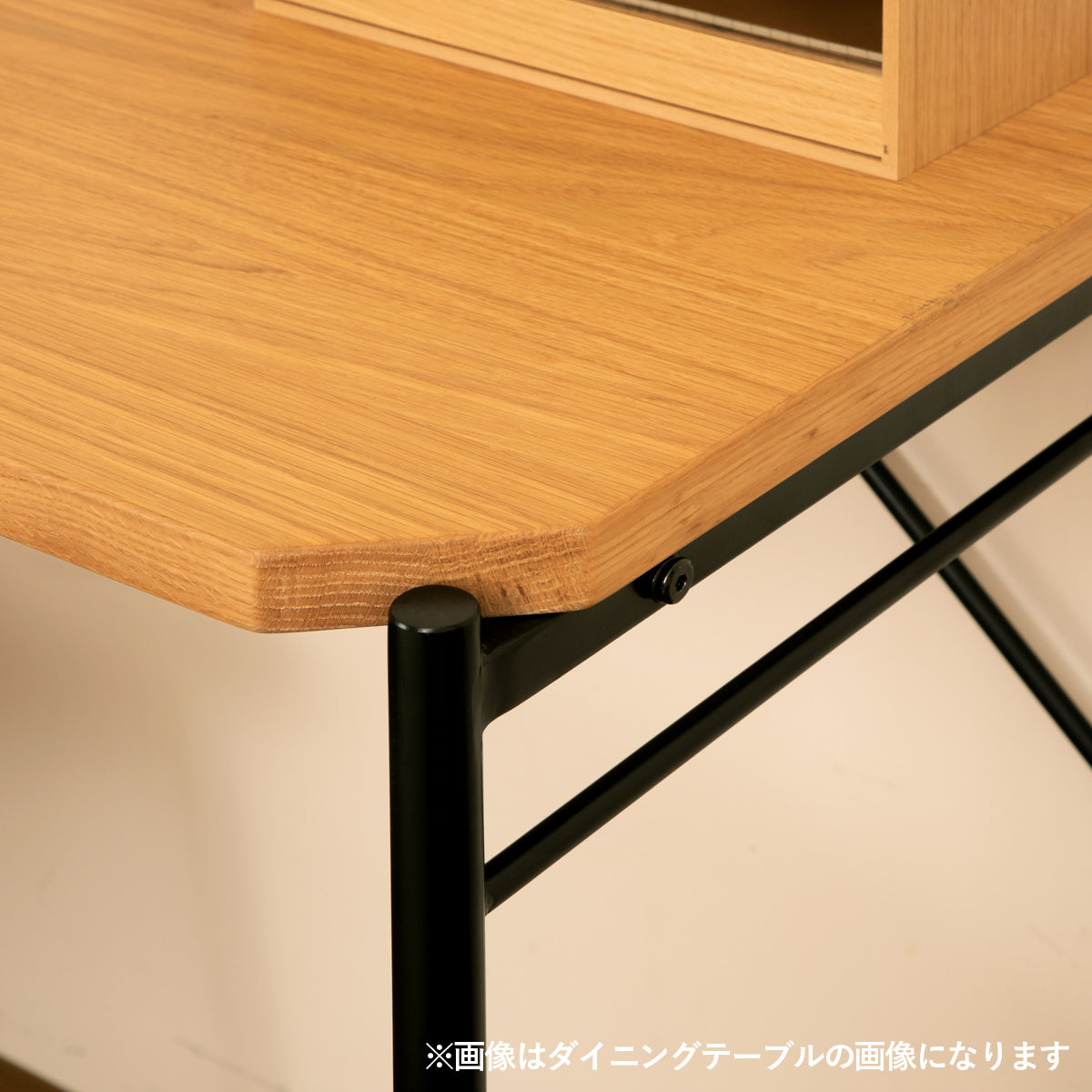 【細部に宿る上質さ】丸みを帯びた天板の角とスタイリッシュなスチールフレームが、デザイン性と安全性をもたらします。